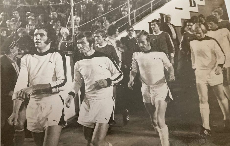 1976 Europa Cup. Køge Spillerne På Vej Ind Til Opgøret Mod De Tredobbelte Europamestre FC Bayern München I Københavns Idrætspark.